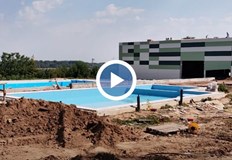 Започна водна проба на откритото съоръжение строителите работят по покриваВ