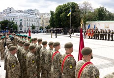 Новият закон позволява едногодишни договори за небойни позиции при доброволно