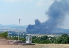 Седем пожарни от София гасят огъня пламъците се виждат от