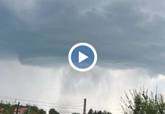 Проливен дъжд залива улиците НИМХ предупреждава за интензивни валежи в