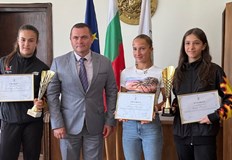 Никол Нунева Мария Недева и Емма Ганева получиха награди от