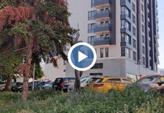 По творбата има следи от опити да се реже бронзаПокрита