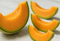 Плодът е богат на фибри помага за плоския стомах и