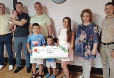 Зъболекарят Мария Славева и военният Сивелин са родители на двумесечната