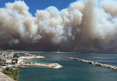 Около 450 души са евакуирани а дим и пепел изпълниха