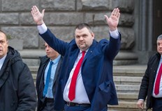 Немското издание критикува влиянието на Пеевски върху българските институцииГерманският вестник