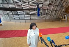 Финансовият министър заяви това от Брюксел преди ключовото гласуване в