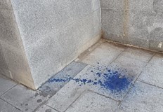 Сините петна се оказаха изключително упорити и вече втори ден