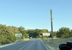 Пътят е бил затворен за движение като трафикът е пренасочван