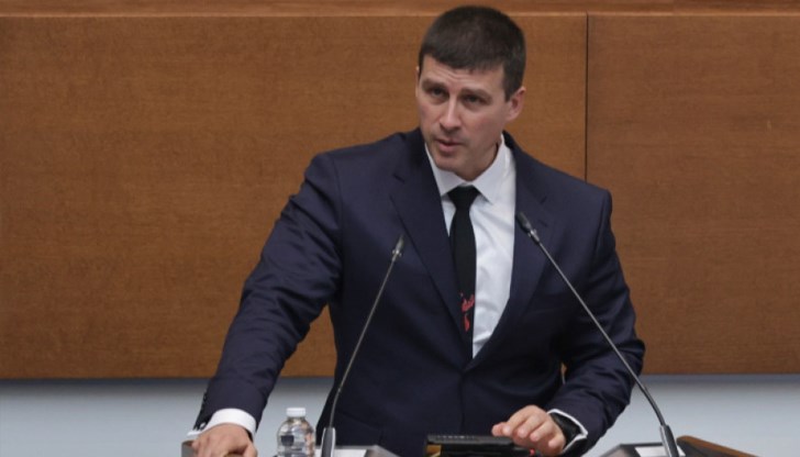 До прекъсването на микрофона се стигна по време на декларация в началото на заседанието До прекъсването на микрофона се стигна по време на декларация в началото на заседанието