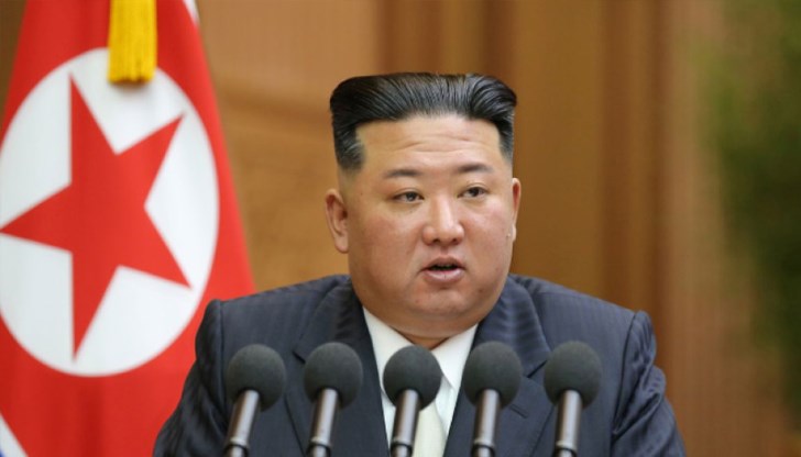 Лидерът на Северна Корея лично наблюдава мащабно учение и изисква армията да бъде във висока бойна готовност Лидерът на Северна Корея лично наблюдава мащабно учение и изисква армията да бъде във висока бойна готовност