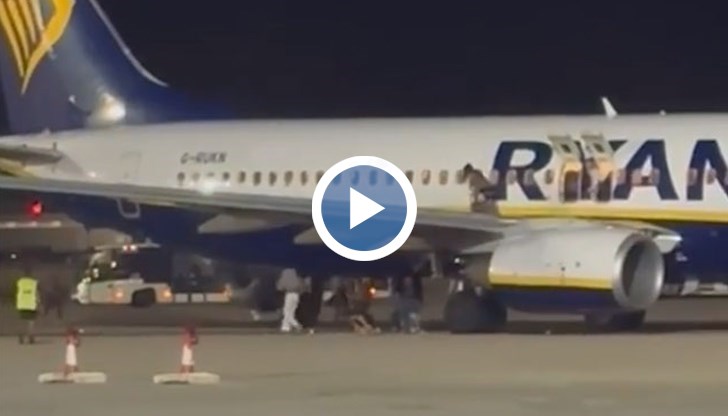 Пътници скачат от крилата на земята в паниката си