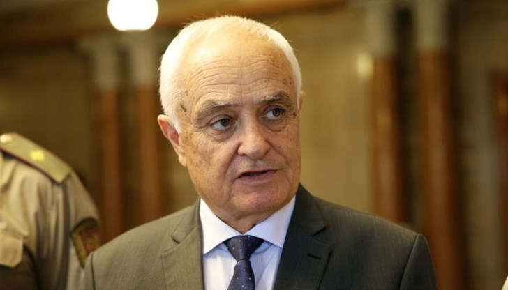 Министърът на отбраната се надява да назначи хиляда военнослужещи