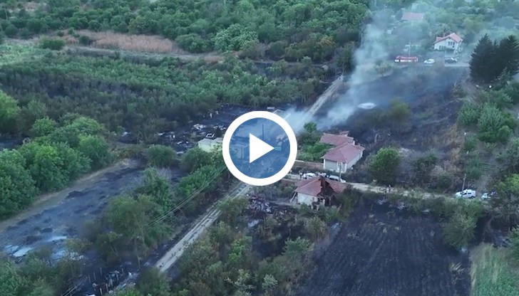 Огнената стихия унищожи напълно три къщи