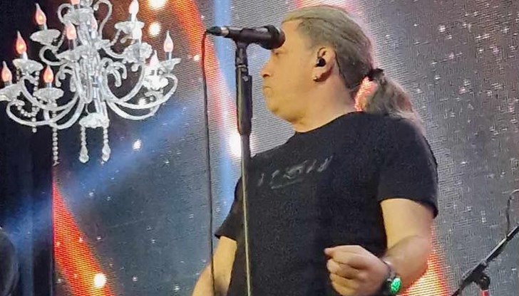 Фронтменът на рок групата посрещнал син преди пет месеца Фронтменът на рок групата посрещнал син преди пет месеца