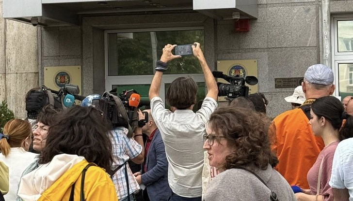 Десетки хора се събраха тази вечер пред сградата на антикорупционната комисия заради ареста на варненския кмет
