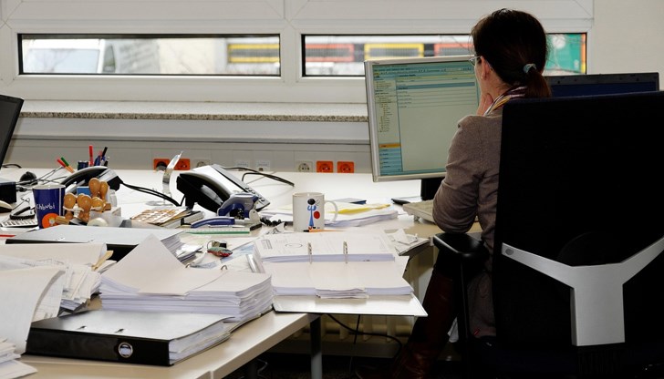 Седенето като тих враг на съвременния човек заплашва здравето на работещите българи