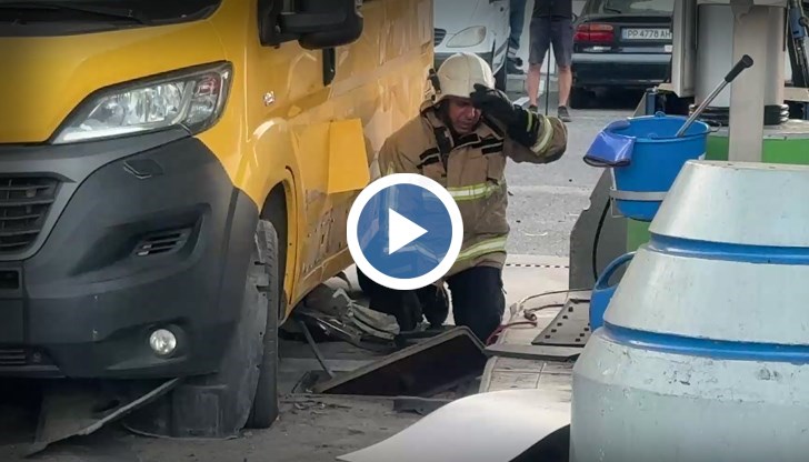 Инцидентът е станал при зареждане на метан, на място са изпратени полиция, линейка и пожарна