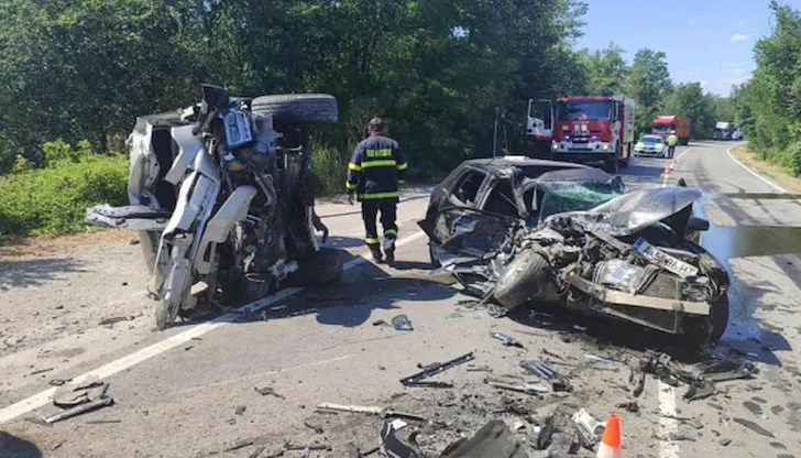 15-годишно момиче е с опасност за живота след челен сблъсък на пътя Шумен-Карнобат