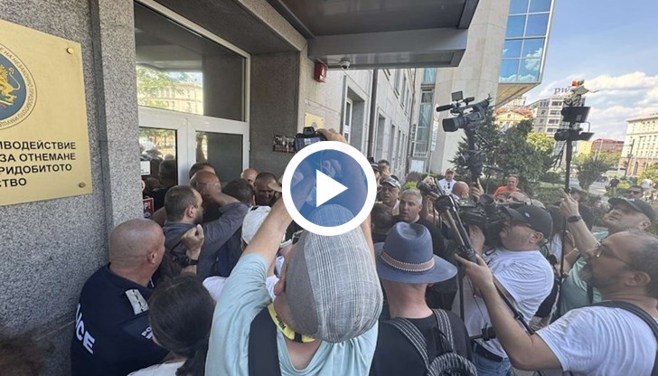 Полицията арестува протестиращ при опит за внасяне на сигнал в КПК