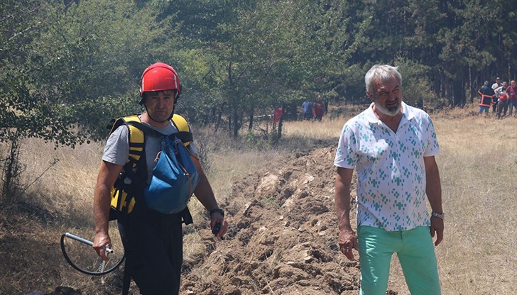 Областният управител уверява, че пожарът е извън периметъра на стратегическото предприятие и ситуацията е под контрол