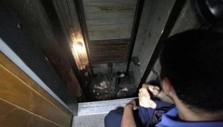 Момченцето е заседнало заедно с майка си в жилищен блок в Бургас Момченцето е заседнало заедно с майка си в жилищен блок в Бургас