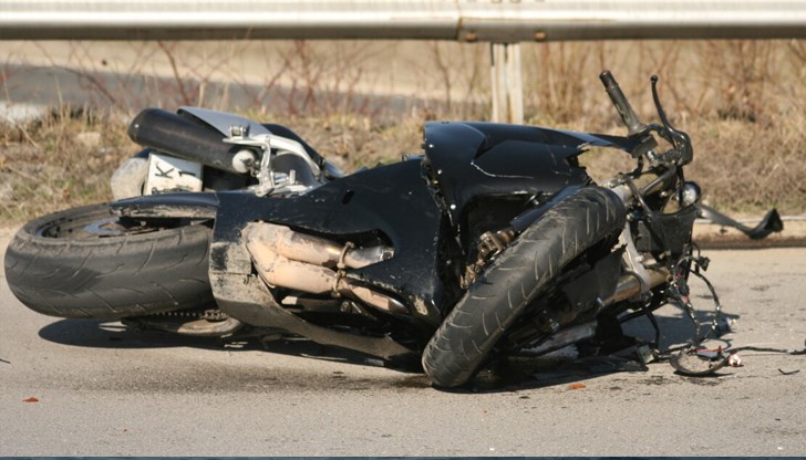 Двамата младежи изтикали мотоциклета до дома след инцидента