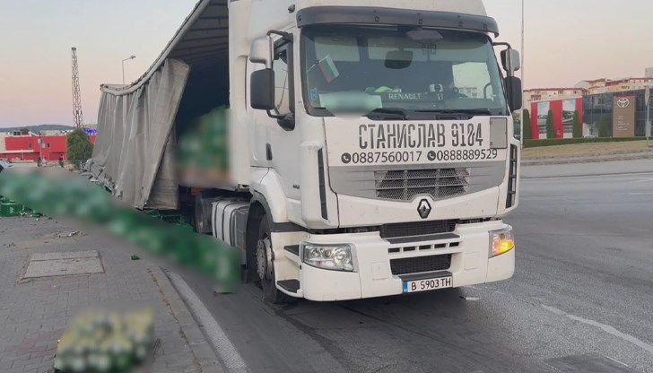 Причините за произшествието се изясняват, движението в участъка е затруднено