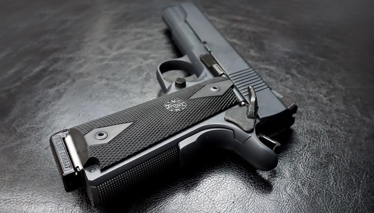 Извършителят е установен, оръжието е предадено на полицаите