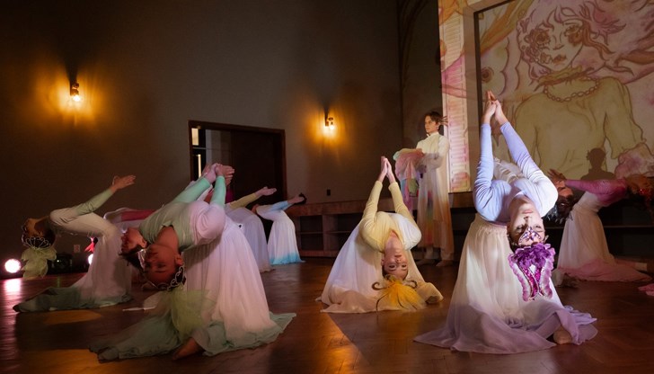 Деца сътвориха вълнуващия спектакъл "Дъгичка или най-яркото безцветие"