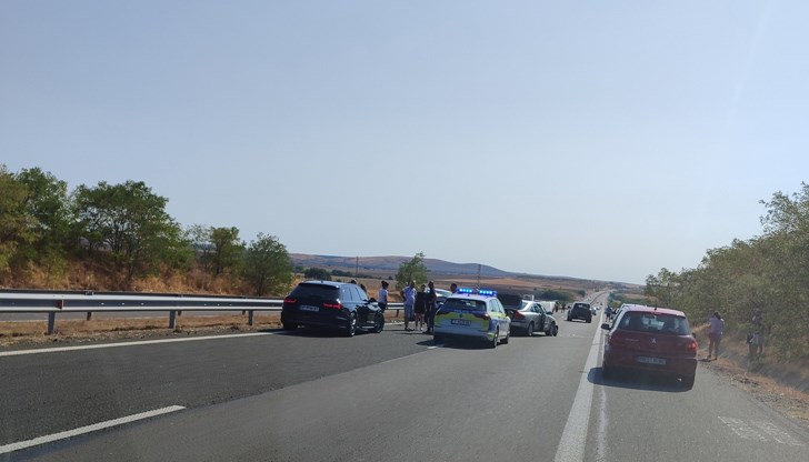 Трафикът в посока Бургас се осъществява в аварийната лента