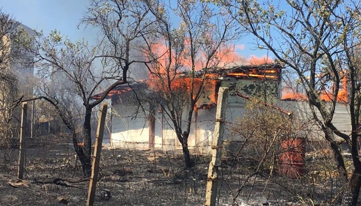 Системата BG-Alert се задейства заради опасния дим, 30 вили са изпепелени