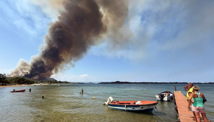 Десет огнеборци от България участват активно в гасенето на мащабния пожар във Вурвуру