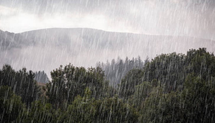 Евакуацията на село Плоски е отменена, валежите носят надежда за овладяване на огнената стихия Евакуацията на село Плоски е отменена, валежите носят надежда за овладяване на огнената стихия
