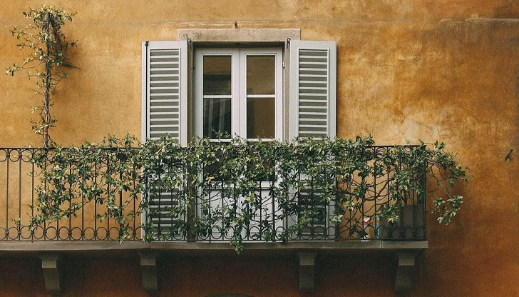 Конструктивните разлики между двете пространства имат практическо значение при ремонт и остъкляване