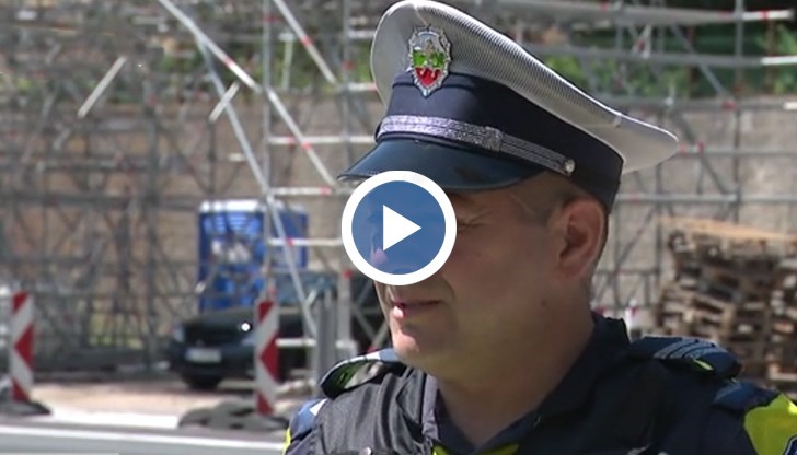 Инспекторите Цветелин Хубанов и Георги Жеков получават сигнал за закъсал автомобил в натоварения трафик