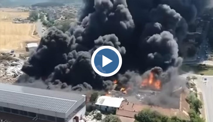 Властите следят нивата на токсични вещества, след като пламъците обгазиха града