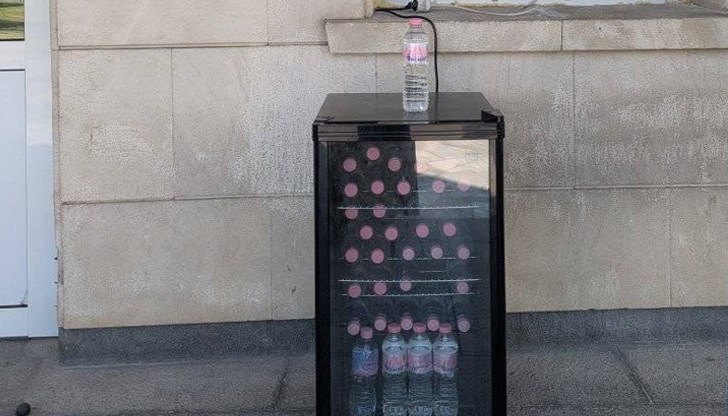 Мярката бе взета днес пред общинската сграда след предупреждението на НИМХ за опасно високи температури Мярката бе взета днес пред общинската сграда след предупреждението на НИМХ за опасно високи температури