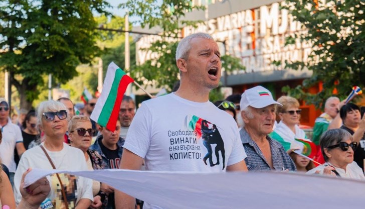 Лидерът на "Възраждане" твърди, че трима полицаи припаднали от жегата, а протестиращи им се притекли на помощ