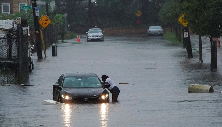 Силни бури парализираха Ню Йорк и взеха две жертви