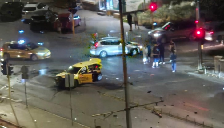 Два автомобила БМВ и такси се сблъскаха в столицата