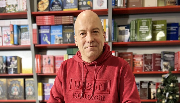 Журналистът предлага създаването на луксозно заведение с детски компаньонки, астролог и без учителки Журналистът предлага създаването на луксозно заведение с детски компаньонки, астролог и без учителки