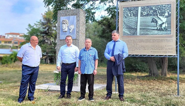 Русенци почетоха легендарния Никола Йорданов с паметно пано