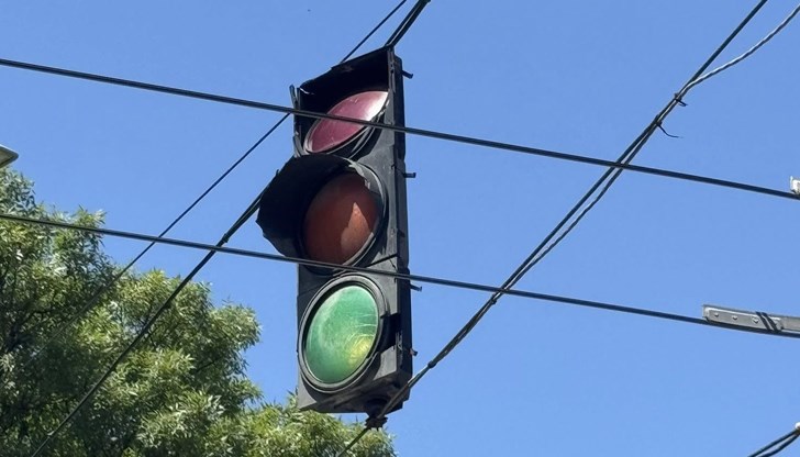 Светофарната уредба изглежда като "крадена от различни места, но сглобена тук"