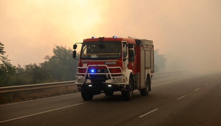 Засегнати са 10 къщи, 12 екипа на пожарната работят за пълното потушаване
