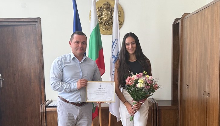 Кметът на Русе връчи грамота и парична премия на лекоатлетката от СЛАК "Дунав"