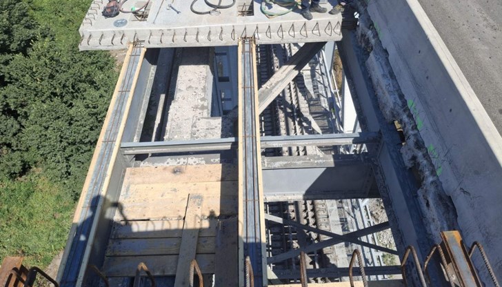 Над 90 стоманобетонни панела са монтирани при ремонта на съоръжението