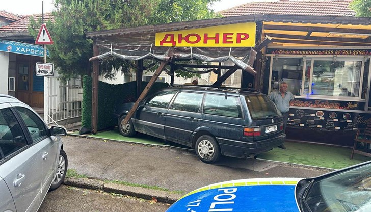 Шофьорът сбъркал скоростите при паркиране пред заведението