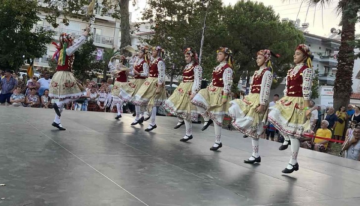 Русенският ансамбъл представи "Русенска сюита" и авторския танц "Лазарки" пред публика от осем държави