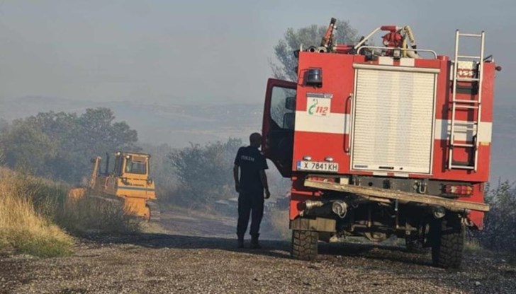 Огънят приближава вилната зона, градския парк и старческия дом Огънят приближава вилната зона, градския парк и старческия дом